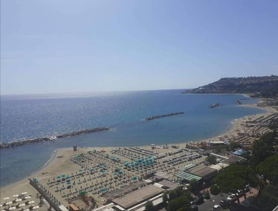 Casa Sveva, A Pochi Passi Dalle Spiagge E Dal Centro Di Arma Di Taggia. Exteriör bild